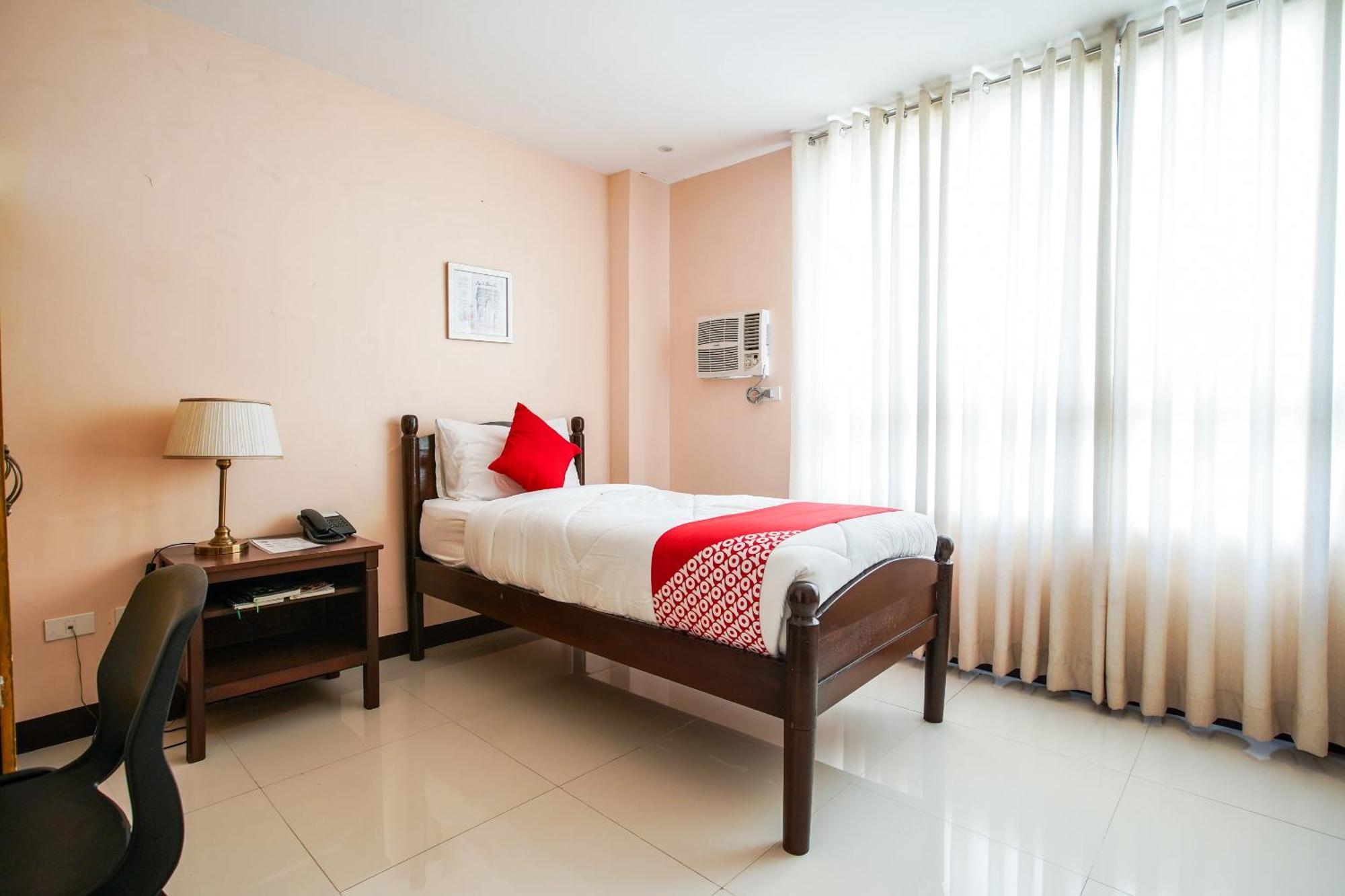 Oyo 236 Hotel Edmundo Pototan Экстерьер фото