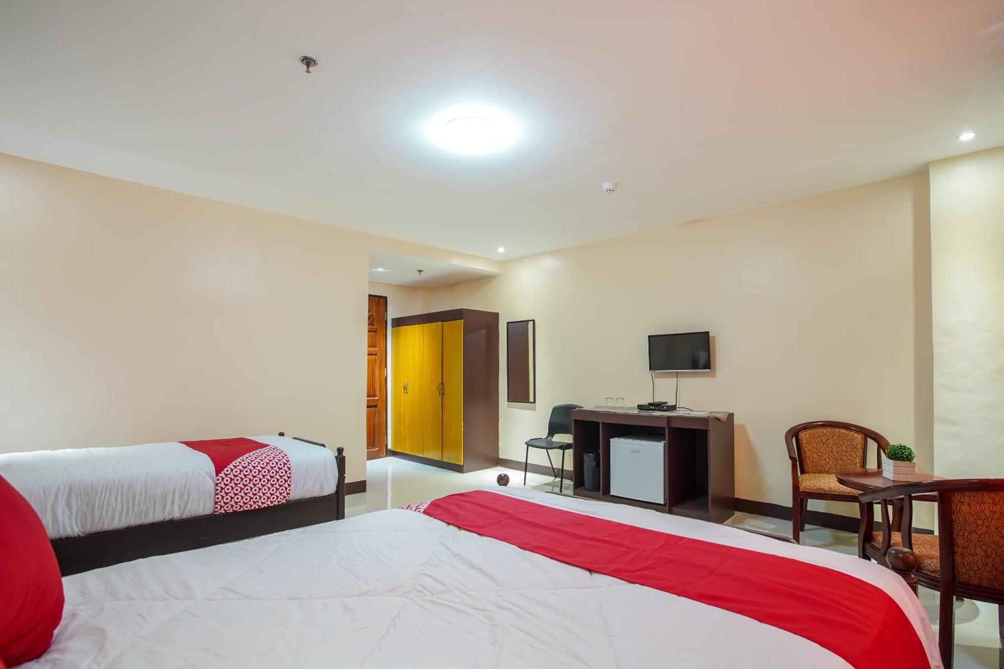 Oyo 236 Hotel Edmundo Pototan Экстерьер фото