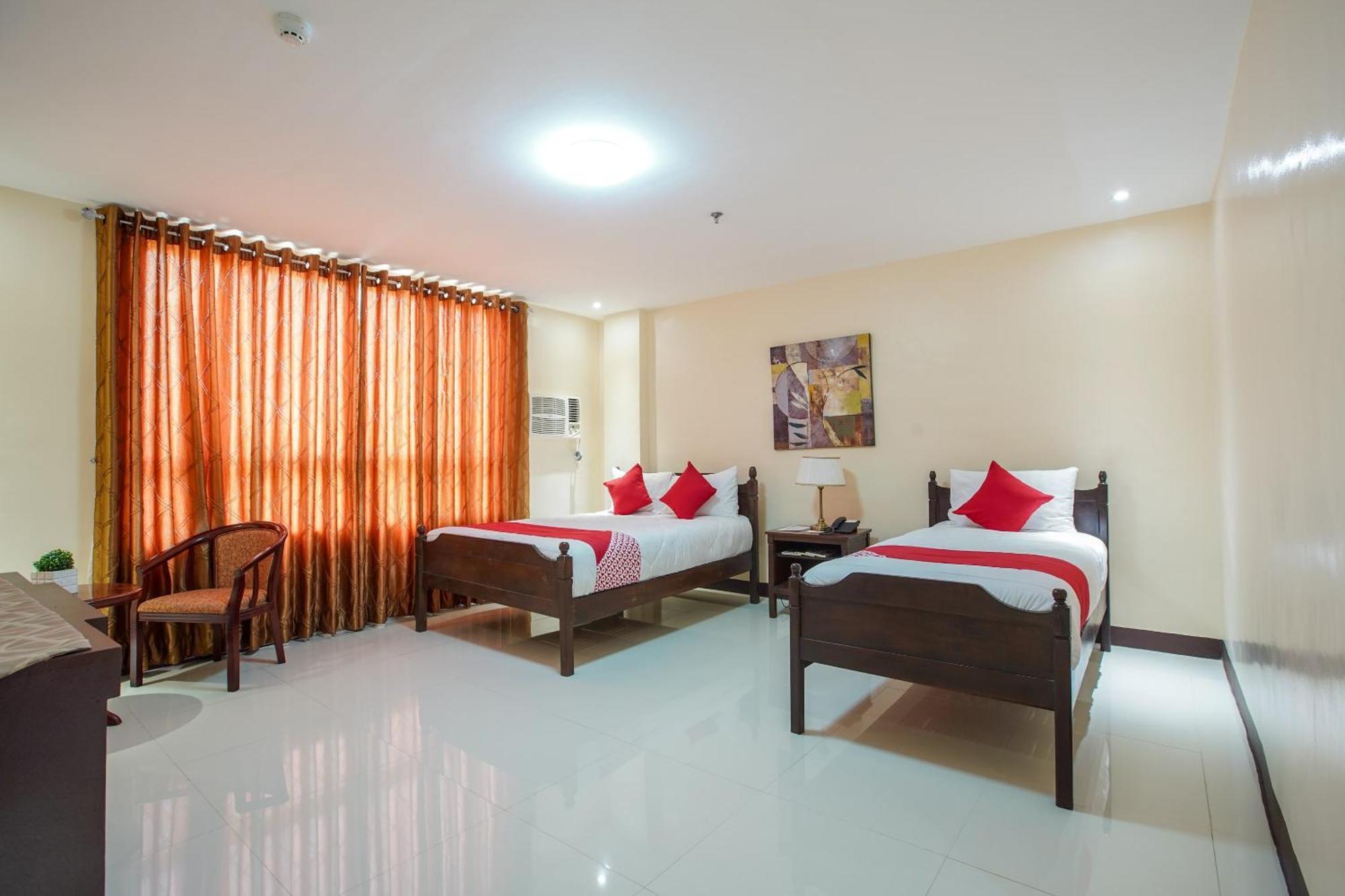 Oyo 236 Hotel Edmundo Pototan Экстерьер фото