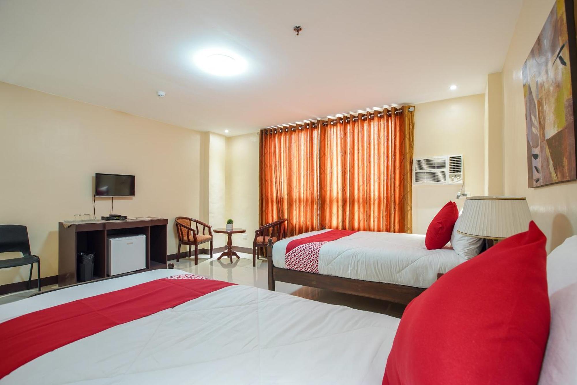Oyo 236 Hotel Edmundo Pototan Экстерьер фото